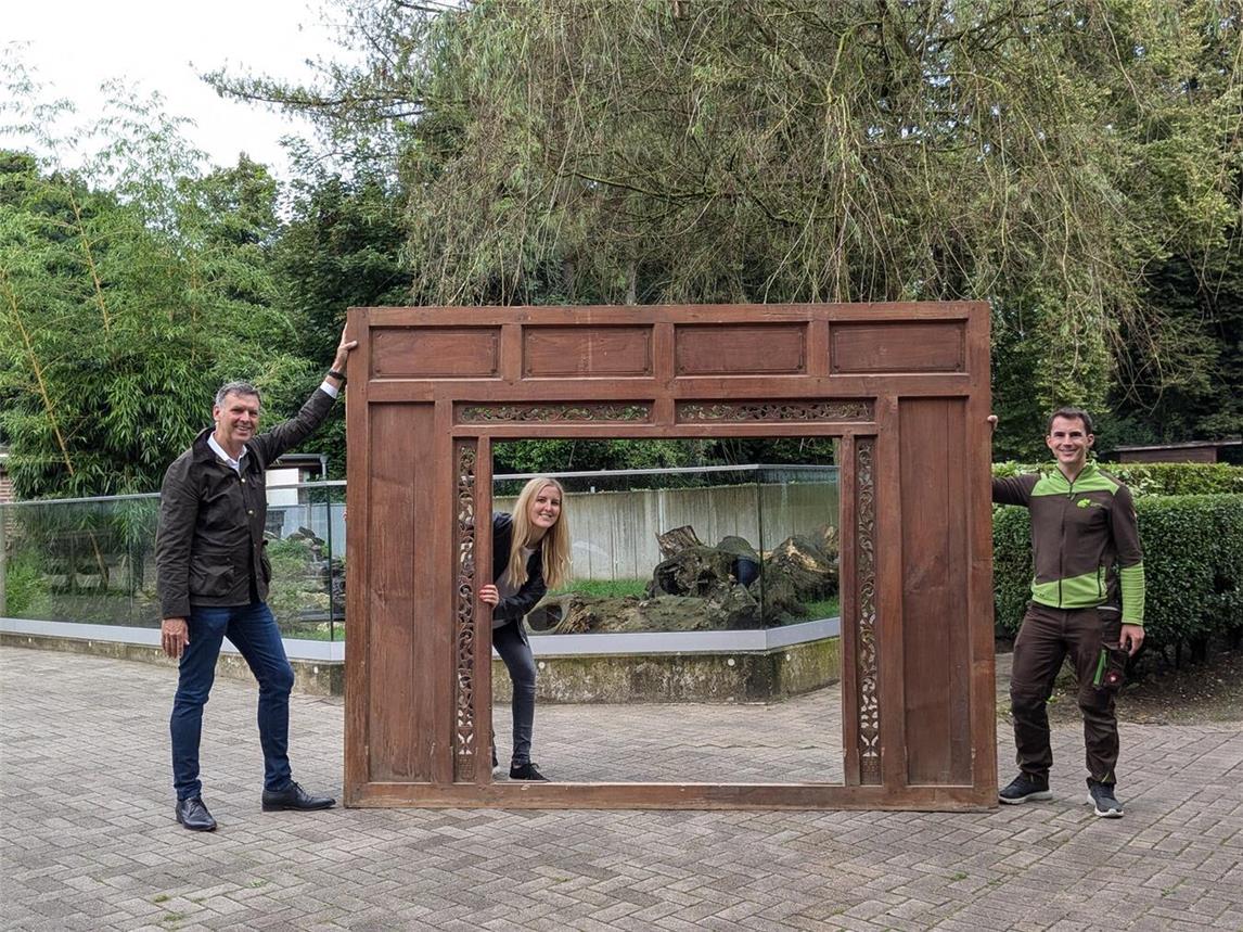 Teak24 spendet asiatische Dekoelemente für den Tiergarten Kleve